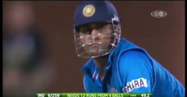 ஆஸ்திரேலியாவுக்கு எதிராக தோனியின் மிரளவைக்கும்  112 மீட்டர் சிக்ஸர்