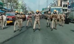 காவலர்களின் வித்தியாசமான விழிப்புணர்வு !!