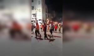 தீ பந்தம் ஏந்தியவாறு கூட்டமாக படையெடுத்து வீதி வீதியாக சென்ற மக்கள்..!