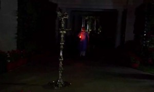 கொரோனாவுக்கு எதிராக வலிமையை உணர்த்த தனது வீட்டில் குத்துவிளக்கு ஏற்றிய பிரதமர் மோடி..