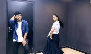 சரக்கு வச்சிருக்கேன் இறக்கி வச்சிருக்கேன் !