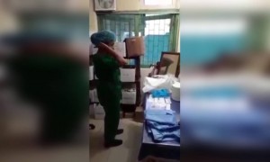 மருத்துவர் கொரோனா பாதுகாப்பு உடை அணியும் காட்சி.நம்மலால 10 நிமிசம் கூட போட முடியாது. இதை தான் ஒவ்வொரு நாளும் அணிகிறார்கள் தயவுசெய்து ஒத்துழைப்பு கொடுப