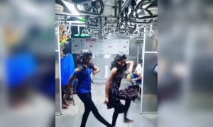 லோக்கல் ரயில்ல ஆட்டம் !!