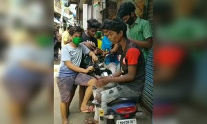 இந்த பசங்க யாருனு தெரியுதா !!