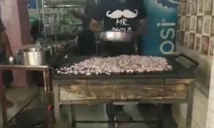 நம் நண்பர் செய்த கொத்து பரோட்டா யாருக்கு எல்லாம் சாப்பிடனும் போல இருக்கு