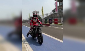 ரேஸ் ட்ராக்கில் பைக் ஓட்டிய மாஸ்டர் ஹீரோயின்! வைரலாகும் மாளவிகா மோகனன் வீடியோ !