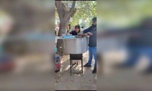 சினிமாவில் கொடுரமான வில்லன்! நிஜத்தில் தன் சொந்த செலவில் உணவு வழங்கும் நிஜமான ஹீரோ...