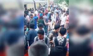 யாருப்பா நீ !! இப்படி தனியா ஆடிட்டு இருக்க !!!