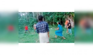 குடும்பமே பிளேயர்ஸ் போல !!