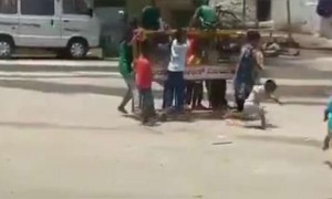 பெத்தவங்கே வீட்டுல எப்படி தான் கட்டி மேய்கிறாங்களோ