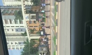 மது வாங்க ஒரு கிலோ மீட்டருக்கு மேல் வரிசையில் நின்ற மக்கள்!