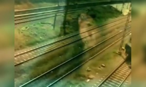 கரு கரு விழிகளால் ஒரு கண்மை என்னை கடத்துதே!