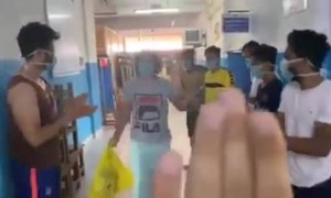 கேரளாவில் கொரோனா வைரஸ் சிகிச்சைக்கு பின்பு குணமடைந்த ஒருவர் தனது வீட்டிற்கு திரும்ப செல்லும் போது அவருக்கு ஆரவாரம் செய்து வழி அனுப்பும் காட்சி!!!!