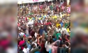 வழி விடுங்க வழி விடுங்க...