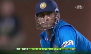 ஆஸ்திரேலியாவுக்கு எதிராக தோனியின் மிரளவைக்கும்  112 மீட்டர் சிக்ஸர்