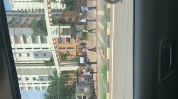மது வாங்க ஒரு கிலோ மீட்டருக்கு மேல் வரிசையில் நின்ற மக்கள்!